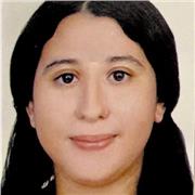 Étudiante qui donne les cours particuliers au élèves du primaire